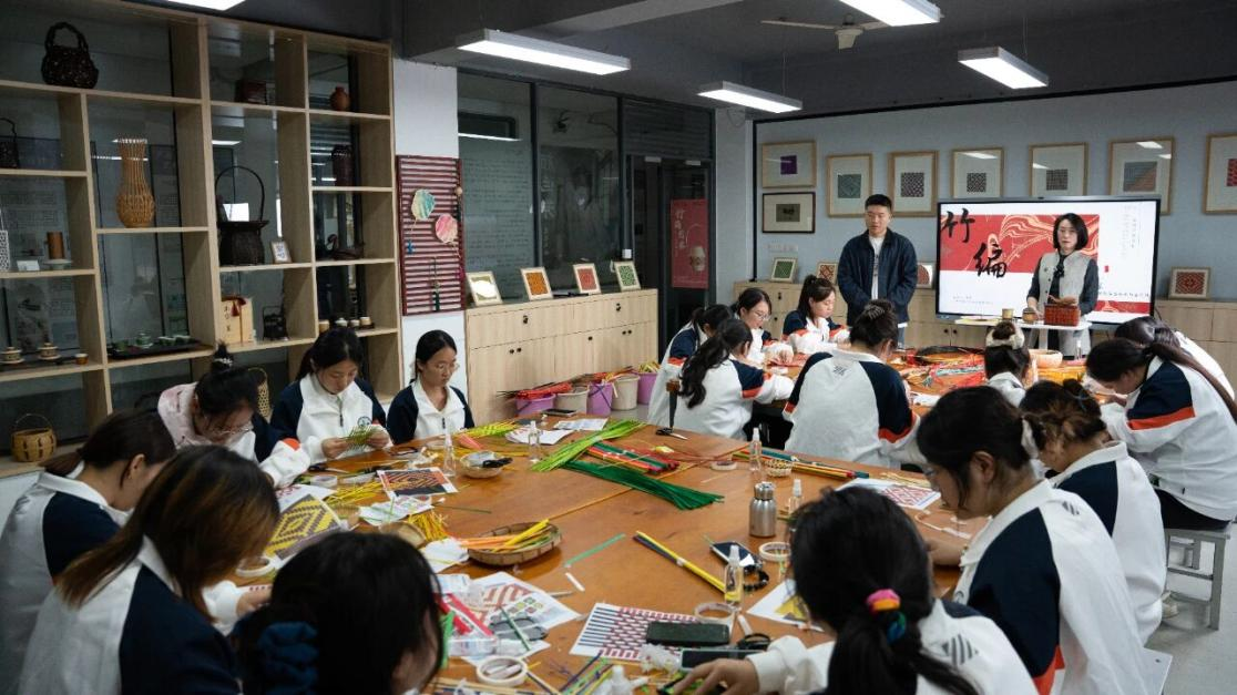 为非遗“添彩”，为青春“赋能”：江苏建院的文化育人新实践